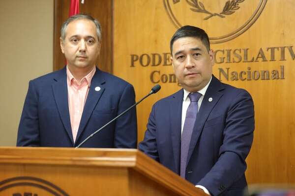 Itaipú sigue sigilosamente con una cuestionada licitación de pupitres - Política - ABC Color