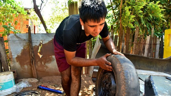 Octavio arma autos mientras espera para sus herramientas y un taller