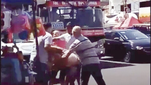 Vendedores se revientan mientras esperan camellos