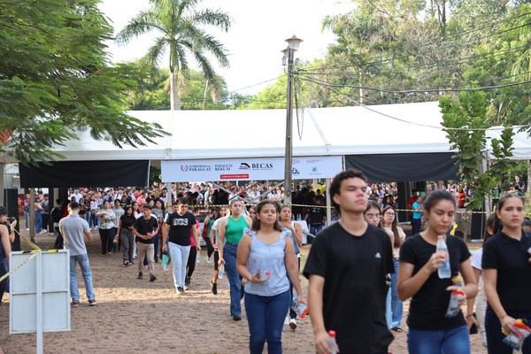 Para 5 mil becas del Gobierno se postularon casi 20 mil jóvenes - ADN Digital
