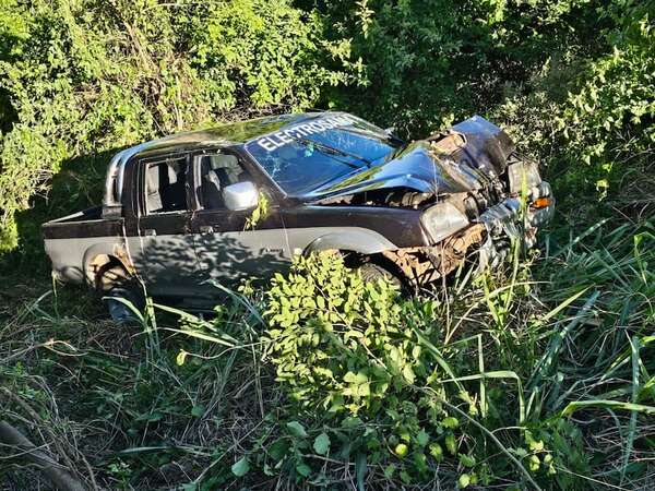 Camioneta cae más de cien metros en el cerro Caacupé - Policiales - ABC Color