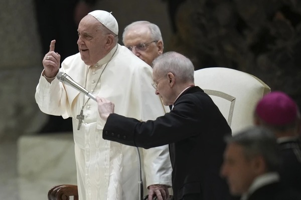 Acoso escolar prepara a los estudiantes para la guerra, no la paz, advierte el Papa - 1000 Noticias