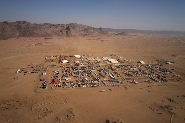 Versus / La frenética logística del Dakar en medio del desierto saudita