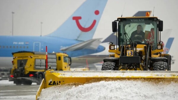 Retrasos y cancelaciones de vuelos en el aeropuerto neerlandés de Schiphol por las nevadas