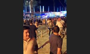 (Video) Moquete por aquí, moquete por allá en plena Fiesta Hawaiana