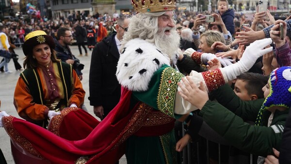Las cabalgatas de Reyes Magos reparten ilusión por toda España desafiando al mal tiempo