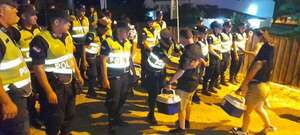 Policía reprime a presuntos inadaptados durante Fiesta Hawaiana en Pilar - Policiales - ABC Color