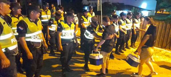 Policía reprime a presuntos inadaptados durante Fiesta Hawaiana en Pilar - Policiales - ABC Color