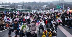 La Nación / Protesta bajo la nieve: miles de surcoreanos presionan por el arresto del expresidente Yoon