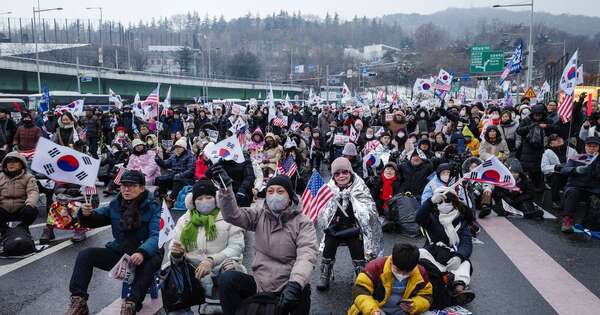 La Nación / Protesta bajo la nieve: miles de surcoreanos presionan por el arresto del expresidente Yoon