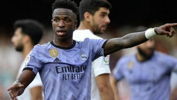 Versus / Ancelotti defiende a Vini: "Es difícil aguantar todo lo que le pasa"