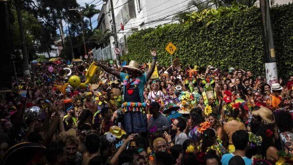 La comparsas callejeras prenden la rumba en Río en Janeiro dos meses antes del carnaval