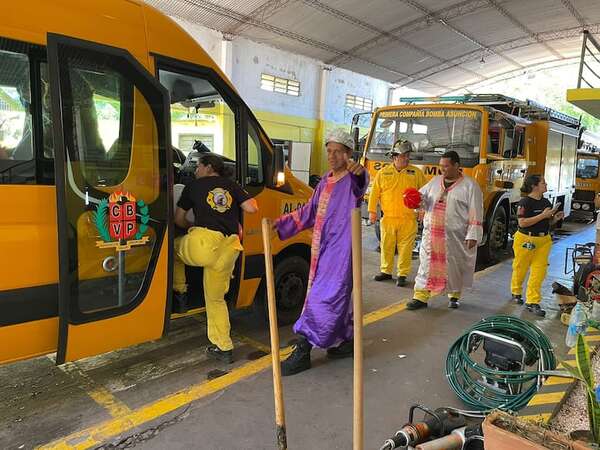 Como cada año, bomberos llevaron juguetes a niños del Buen Pastor - Nacionales - ABC Color