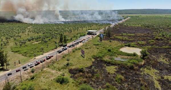 La Nación / Ruta Luque - Samber: incendio persiste y dificulta el tránsito