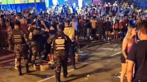 Video: Fiesta Hawaiana acaba con incidentes, luego controlados por policías