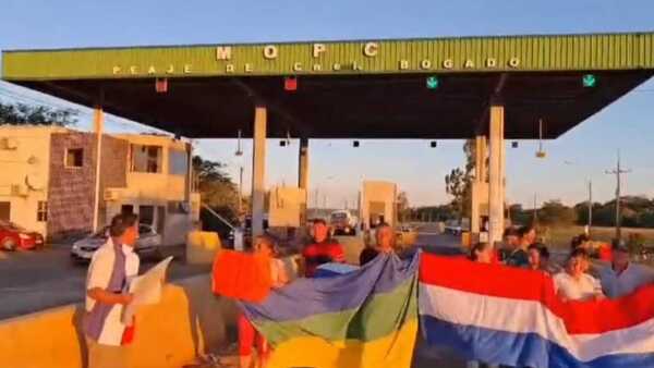 Pobladores de Coronel Bogado y Carmen del Paraná se manifiestan contra suba del peaje