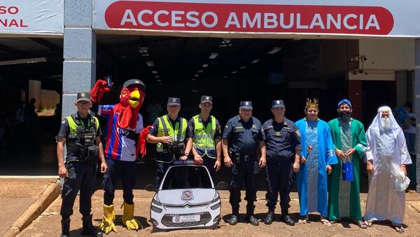 Policías y Reyes Magos entregaron juguetes a niños de un hospital