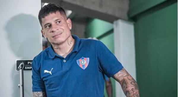Iturbe anotando su gol tras eludir a Ronaldo Dejesús en la pretemporada del ‘Ciclón’ en Minga Guazú