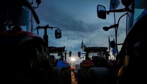Agricultores franceses reanudan protestas y amenazan con bloquear París