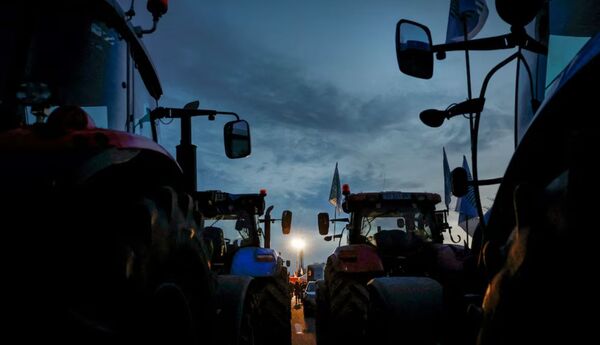 Agricultores franceses reanudan protestas y amenazan con bloquear París
