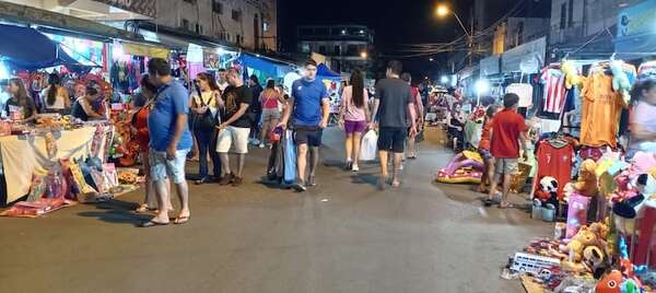 Comerciantes de San Lorenzo estarán hasta las primeras horas de este lunes para la venta de juguetes - Nacionales - ABC Color