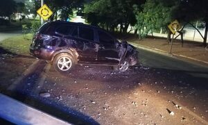 Choque contra columna deja daños materiales y conductor detenido