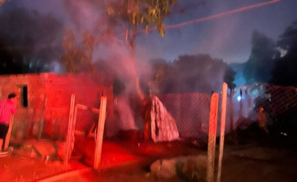 Incendio consume vivienda en el barrio 23 de Octubre