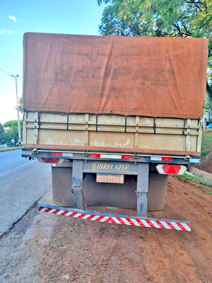 Motociclista muere al chocar contra la parte trasera de un camión de gran porte - La Clave