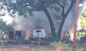 Incendio consume camión semirremolque en chatarrería de Coronel Oviedo - OviedoPress