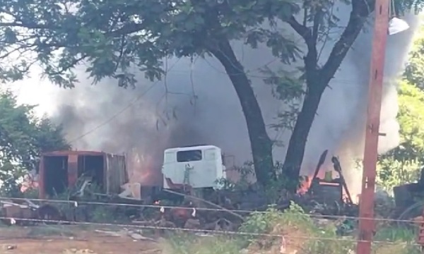 Incendio consume camión semirremolque en chatarrería de Coronel Oviedo - OviedoPress