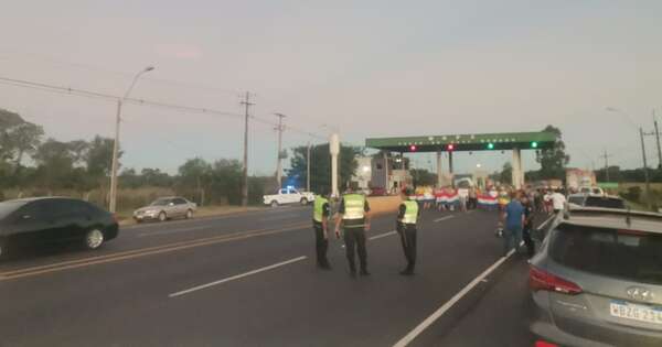 Diario HOY | Cortes de ruta diarios contra el reajuste del peaje en Coronel Bogado