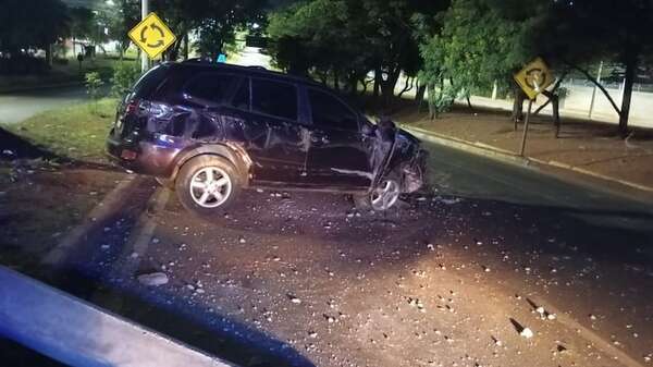 Chocó contra una columna y se negó al alcotest - ABC en el Este - ABC Color