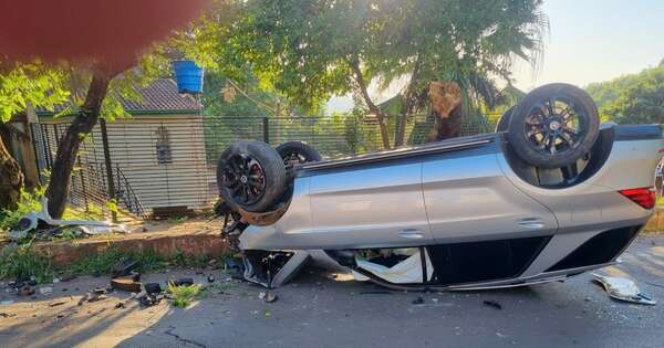 Diario HOY | Conductor escapa tras vuelco de su lujosa camioneta