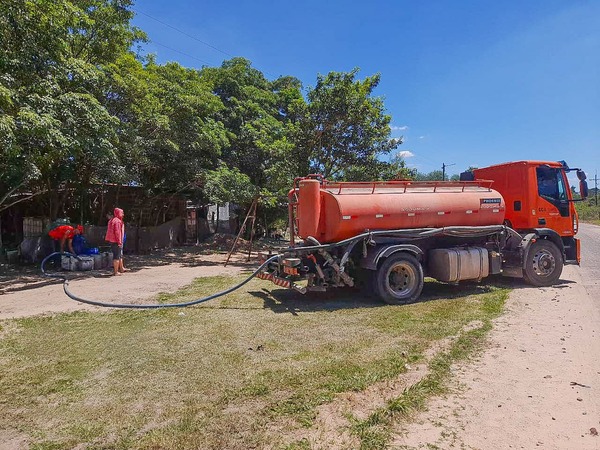 MOPC distribuye agua potable para asistir a comunidades vulnerables - .::Agencia IP::.