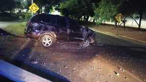 Conductor choca contra columna de la ANDe y se niega al alcotest - La Clave