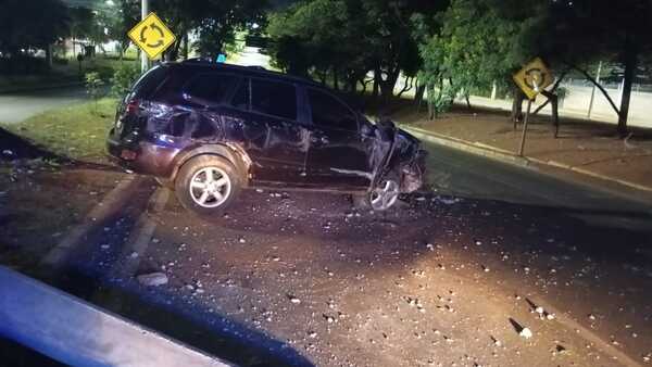 Conductor choca contra columna de la ANDe y se niega al alcotest - La Clave