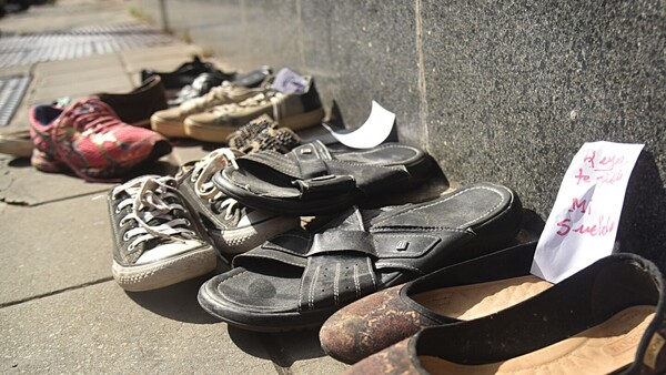 Con zapatos como ofrenda, jubilados municipales piden cobrar sus haberes a Reyes Magos