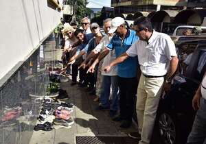 Zapatos vacíos: jubilados municipales y una singular protesta por Reyes Magos - Nacionales - ABC Color