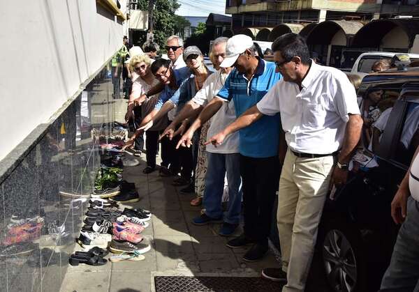Zapatos vacíos: jubilados municipales y una singular protesta por Reyes Magos - Nacionales - ABC Color