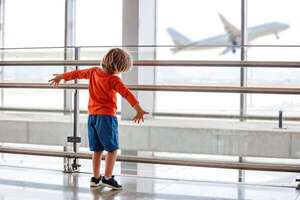 Guía para viajar en avión si vas con niños: claves para que estén tranquilos - Viajes - ABC Color