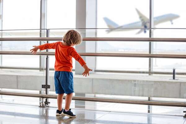 Guía para viajar en avión si vas con niños: claves para que estén tranquilos - Viajes - ABC Color