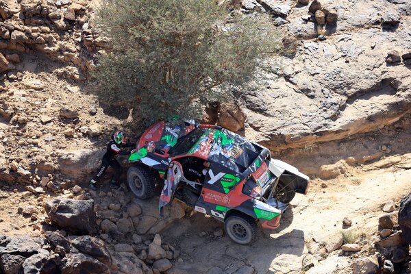 Versus / Al-Rajhi gana en autos la etapa maratón del Dakar, Sainz pierde hora y media