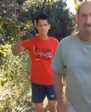 Una mujer captó el momento en que fue agredida por dos hombres en la Colonia Carlos Pfannl  - Nacionales - ABC Color