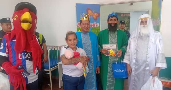 La Nación / Policías “Reyes Magos” llevaron juguetes a niños del Hospital de CDE