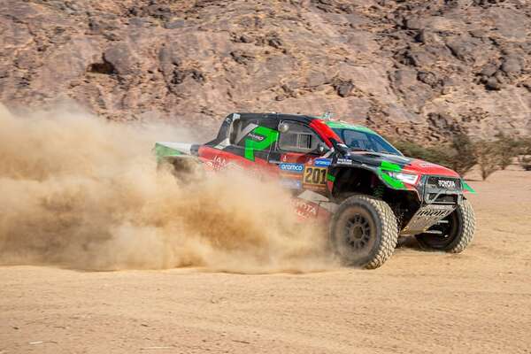 Carlos Sainz vive otro calvario, Yazeed Al Rajhi gana la etapa y Henk Lategan es líder - Automovilismo - ABC Color