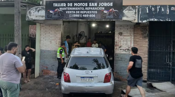 Chapista abandona vehículo de su clienta tras chocarlo contra un taller