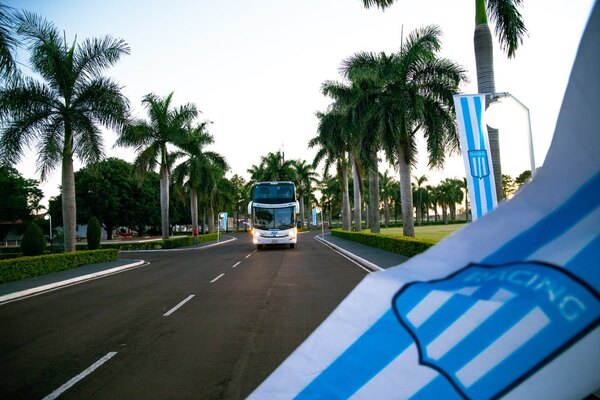 Versus / ¡Otra vez! El caluroso recibimiento a Racing de Avellaneda en Alto Paraná