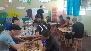 Enseña ajedrez en el Centro Educativo de Itauguá: "Me sorprende el talento que hay"