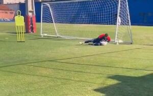 (VIDEO) Jean Fernandes no viajó a CDE y se quedó a entrenar solo en La Ollita
