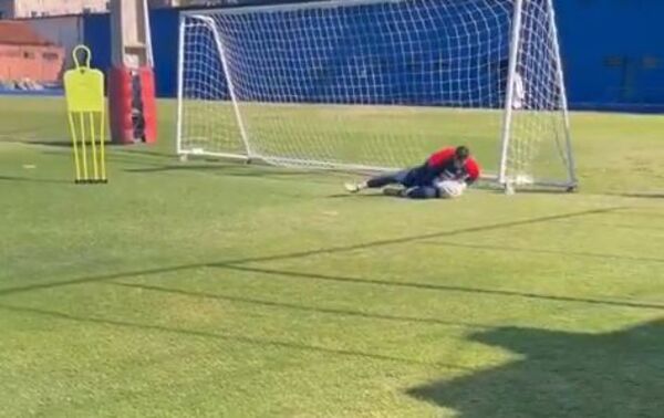 (VIDEO) Jean Fernandes no viajó a CDE y se quedó a entrenar solo en La Ollita